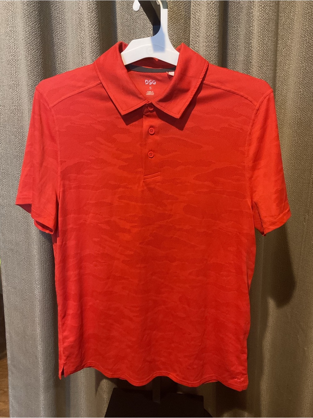DSG Men's Bright Red Polo Golf Shirt with Subtle Jacquard Pattern S